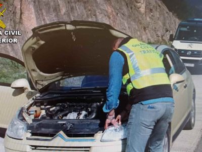 Un vecino de Moaña se salta un control y lo pillan sin carné, con la ITV caducada desde 2015 y con una pegatina falsa