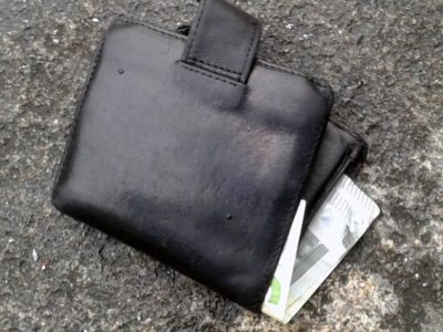 Un moañés entrega a la Policía Local una cartera con más de 5.500 euros que encontró en un parking de Vigo
