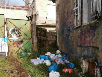 La Policía de Moaña investiga el contenido de las bolsas de basura acumuladas en la Finca Pazó para localizar al autor y sancionarle