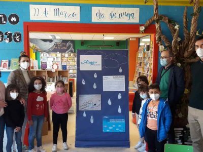 Auga MaraBilla, la exposición del Ceip Seara para concienciar sobre la reducción del uso de botellas de plástico