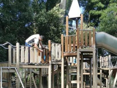 Labores de mantenimiento en los parques infantiles de Marín