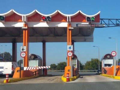 Revientan las cabinas de peaje de Domaio para llevarse su recaudación