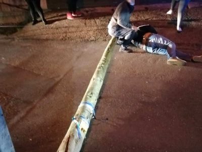 Herido un moañés tras caerle encima un poste de teléfono en A Marrúa