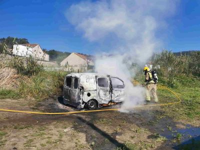 Dos incendios esta tarde en el centro de Marín: una furgoneta totalmente calcinada y una finca con chatarra