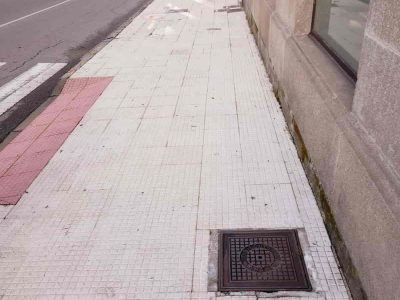 Llega la limpieza a fondo de las aceras del centro de Bueu