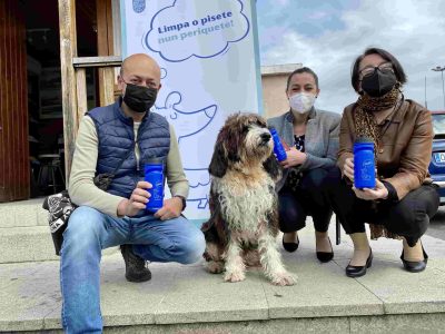 Éxito en el reparto de las botelliñas para «o pisete» de los perros