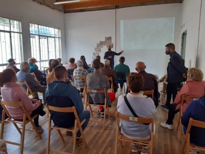 Los vecinos conocen el anteproyecto de mejora del vial de Meiro