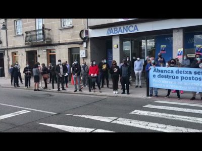 Decenas de personas protestan contra el cierre de la sucursal de Abanca en Ramón Cabanillas