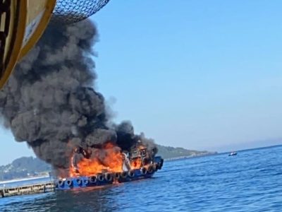Arde un barco en la playa de Lapamán, en Bueu