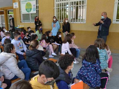 El pleno municipal se traslada al patio del CEIP Montemogos de Beluso
