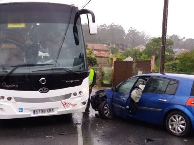 El choque de un autobús escolar y un coche en Bueu se salda sin heridos