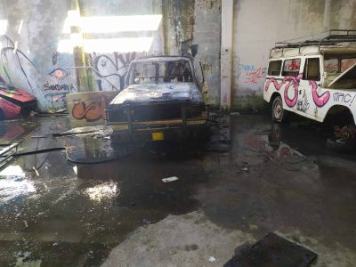 Arde un vehículo no interior da nave de  Massó