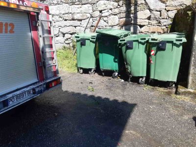 Arde un contenedor en Aldán y se cae el tejado de una casa en pleno casco antiguo de Cangas