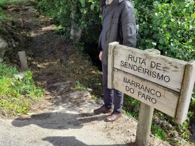 A limpeza e o acondicionamento descobre o Sendeiro do Río do Barranco do Faro de Meira
