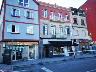 Os veciños dun dos edificios de Concepción Arenal pasan a noite fóra das súas vivendas