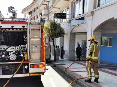 Desaloxados os veciños dun edificio de Moaña polo incendio no baixo do dentista do Sergas