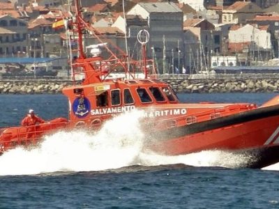 Rescatan aos tripulantes dunha lancha á deriva en Cabo Home