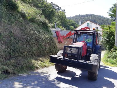 O Concello desbroza as zonas amplas cun tractor desbrozador para complementar o traballo de Juan XXIII