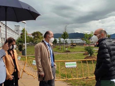 O presidente do Porto de Vigo acércase a Cangas para supervisar as obras do paseo do Salgueirón