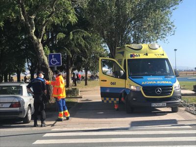 En estado grave un septuagenario rescatado del agua en la playa de A Xunqueira