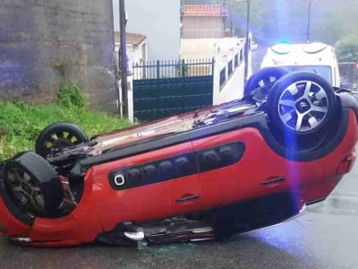 Ilesa unha veciña de Bueu tras envorcar o seu coche en Cela