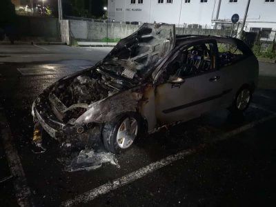 Calcinado un coche en Bueu