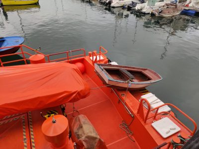 Trasladan a Cangas unha chalana á deriva en Rande