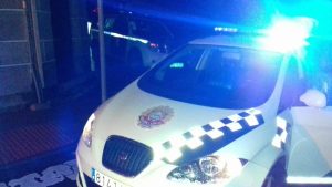 Un conductor se da a la fuga tras chocar contra la señal de la rotonda del Portal do Almacén en Moaña
