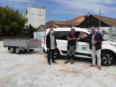 Nova furgoneta con remolque para a brigada de Obras e Servizos