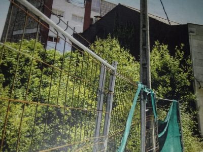 O PP de Bueu urxe ao goberno local a limpar unha parcela na Carrasqueira ante o risco que supón o seu estado