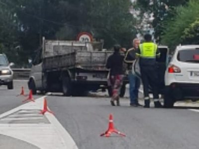 Un vehículo choca contra un muro na Borna
