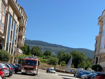 Unha muller, coa súa neta no interior, queda atrapada no balcón da súa casa tras baixárselle a persiana eléctrica