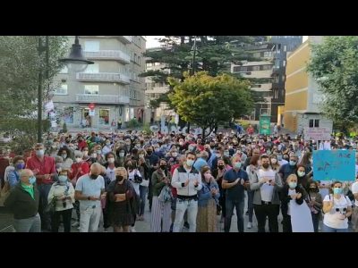 Medio milleiro de persoas arroupando ás familias con orde derrubo: !A miña casa non se tira!