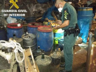 Inmovilizada una partida de 600 litros de aguardiente y precintados siete alambiques en Moaña