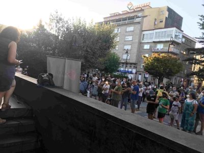 Centeares de persoas protestan en Cangas polos recortes no ensino