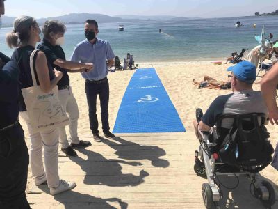 A rampla azul que conduce a Cangas a lograr a accesibilidade universal de sete praias