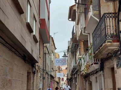 Os comerciantes do casco vello de Cangas homenaxean aos olímpicos con bandeiras