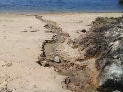 Pechada ao baño a praia do Cocho pola rotura dunha tubería