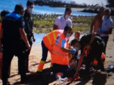 Trasladan inconsciente a unha bañista afogada na praia da Tella de Domaio