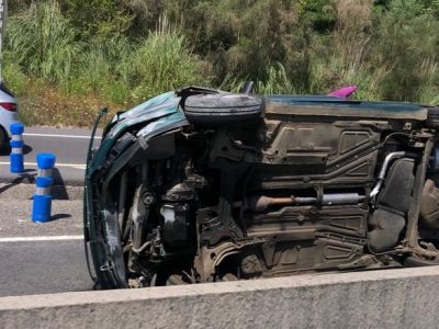 Envorca un coche na autovía  do Morrazo