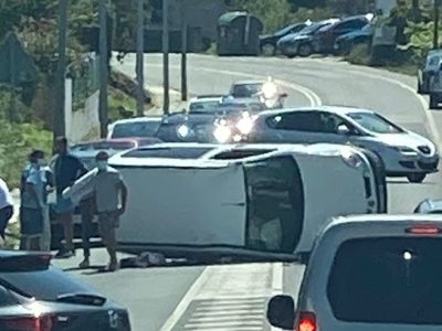 Envorca unha furgoneta en Bueu tras chocar cun coche