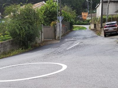 Carro considera «ridícula» a rotonda pintada en Domaio