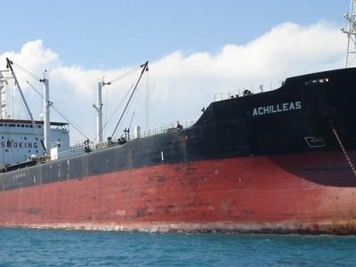 O buque Achilleas sale do porto de Marín tras finalizar a corentena