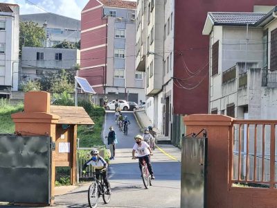 90 alumn@s do Sequelo aprenden a desplazarse en bici ata o seu centro