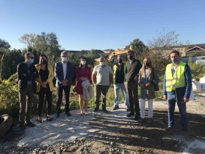 Comezan as obras de urbanización da rúa Elisa de la Peña González na parcela do novo centro de saúde de Moaña