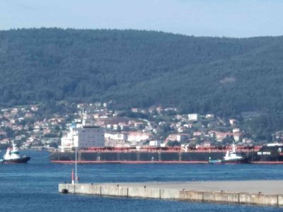 Siete buques mercantes realizan operaciones simultáneas hoy en el Puerto de Marín