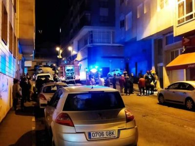 Desaloxado un edificio de Cangas polo incendio nunha cociña