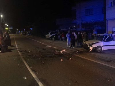 Unha condutora invade o carril contrario e choca contra outro coche na estrada Cangas-Moaña
