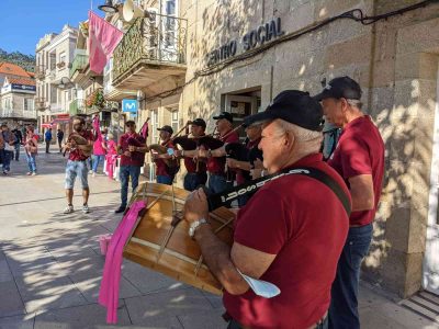 Cangas tíñese de rosa polo Día Mundial do Cancro de Mama