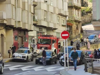 Desalojados los vecinos de las viviendas colindantes por un incendio en una casa en Marín